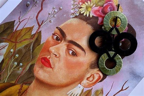 A Dama de Azul! Uma Jornada Através das Cores Misteriosas e da Intrigante Pose de Frida Kahlo