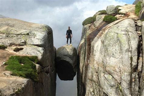  A Pedra Suspensa! Uma Reflexão sobre o Tempo e a Existência em um Artefato Misterioso