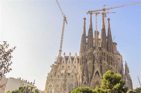   A Sagrada Família - Uma Sinfonia em Cores e Formas Divinas!