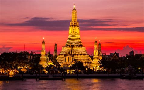 A View of Wat Arun at Dusk - Uma Sinfonia de Cores e Detalhes Intrincados!