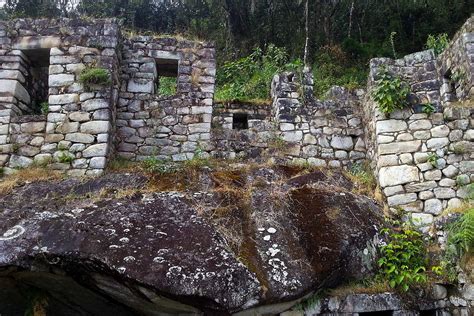 O Templo da Lua Brilhante: Uma Exploração em Cerâmica e Pedras Preciosas!