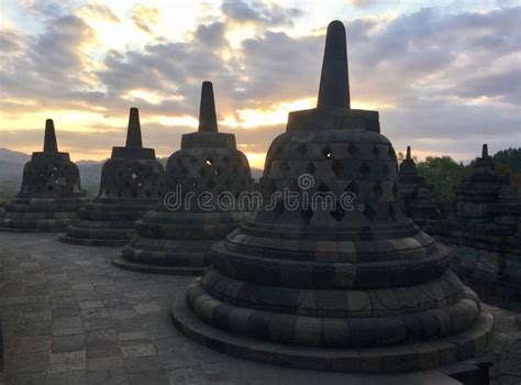  O Templo de Borobudur: Uma Jornada Espiritual em Pedra