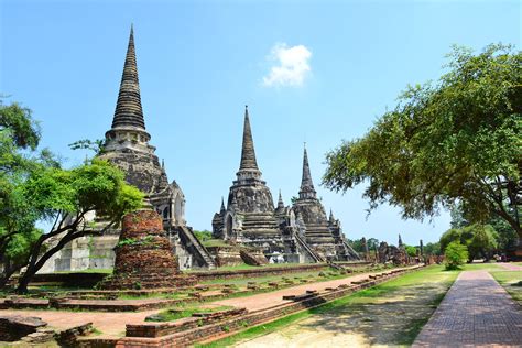  O Templo de Wat Phra Si Sanphet! Uma Exploração Profunda da Arquitetura Khmer e da Delicada Arte dos Relevos